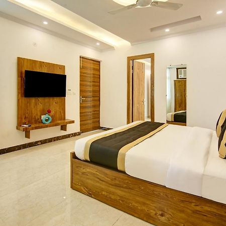 Hotel The Emporio Grand Near Vaishali Metro Station Газиабад Экстерьер фото