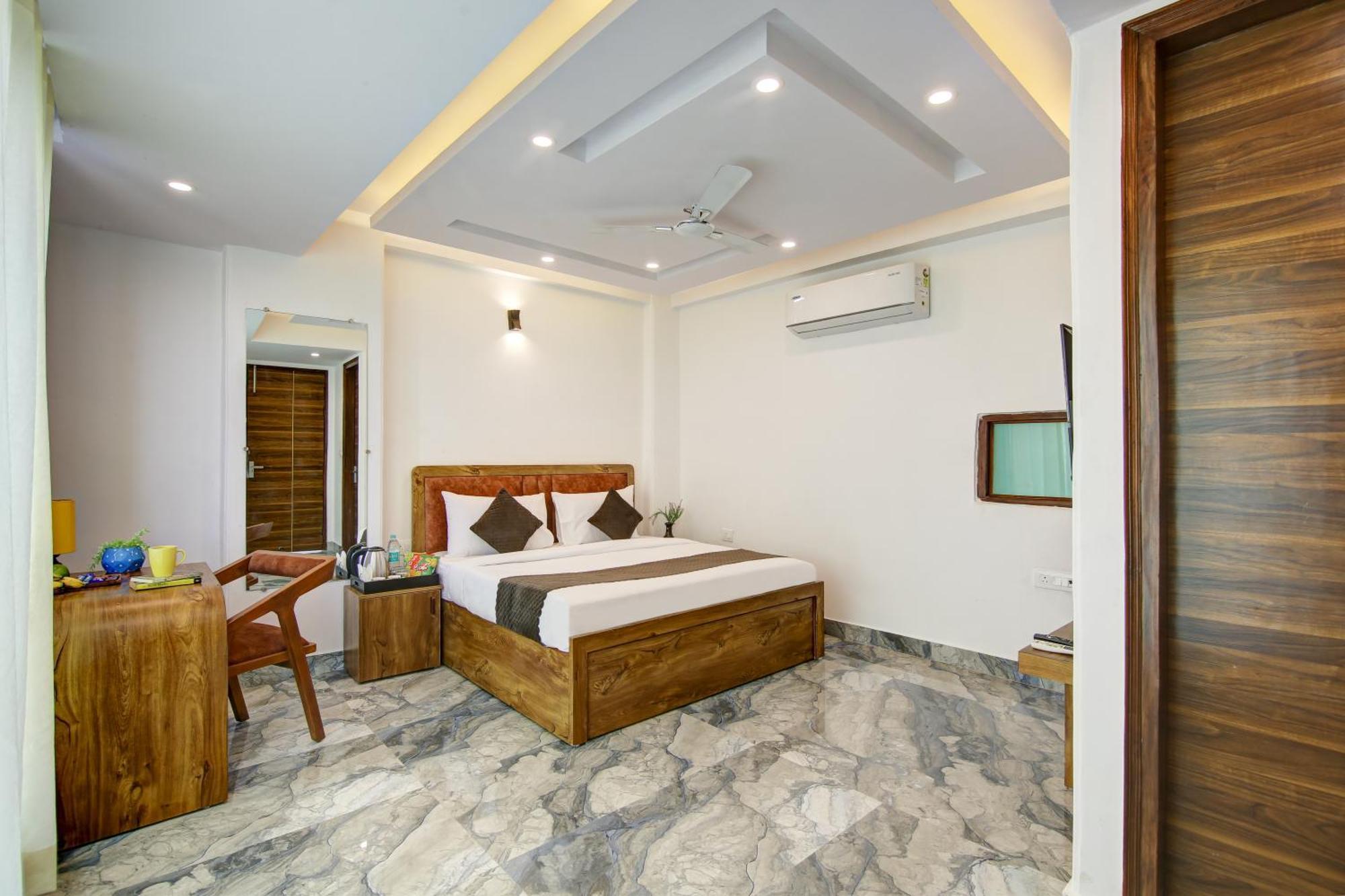 Hotel The Emporio Grand Near Vaishali Metro Station Газиабад Экстерьер фото