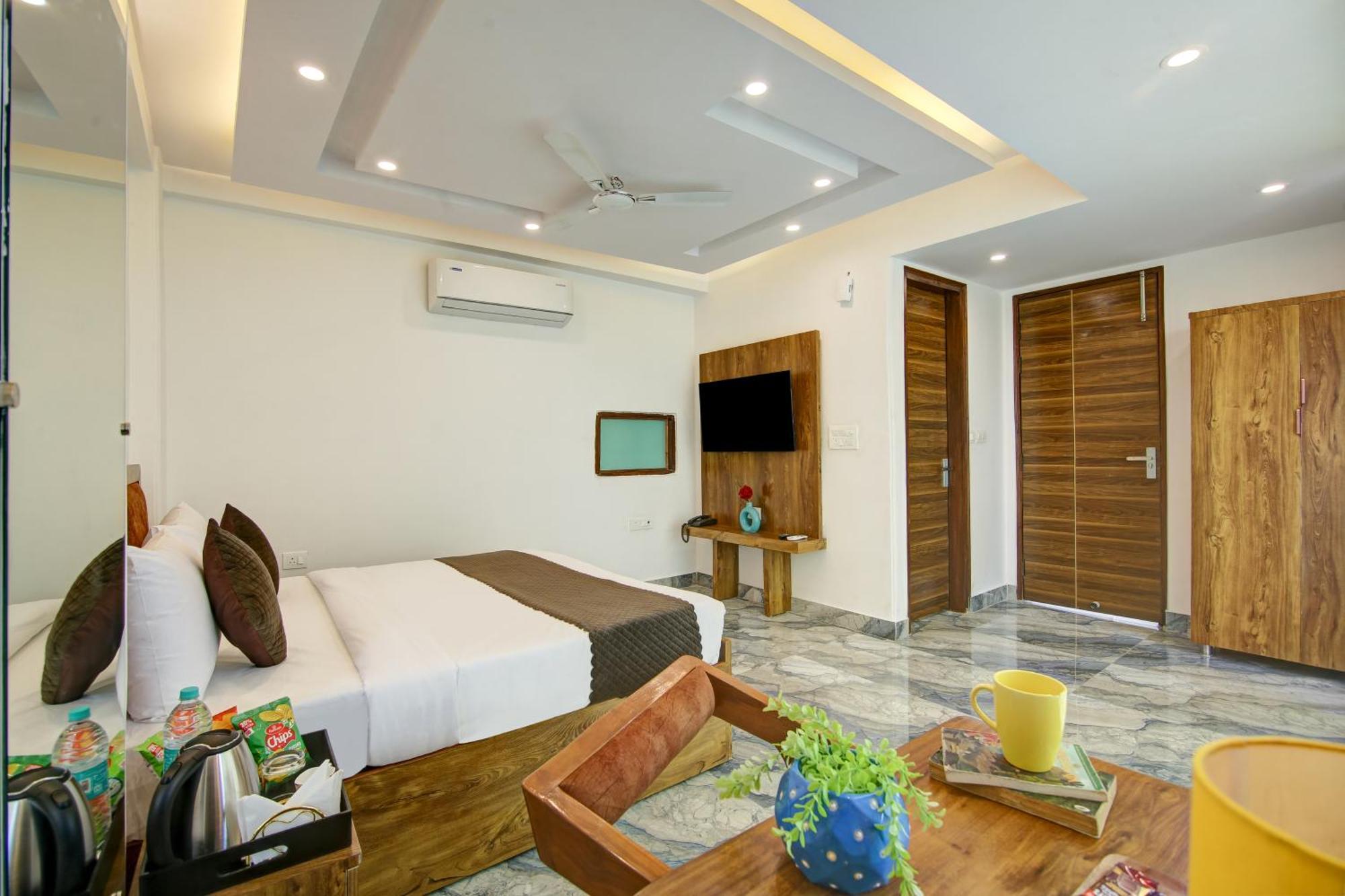 Hotel The Emporio Grand Near Vaishali Metro Station Газиабад Экстерьер фото