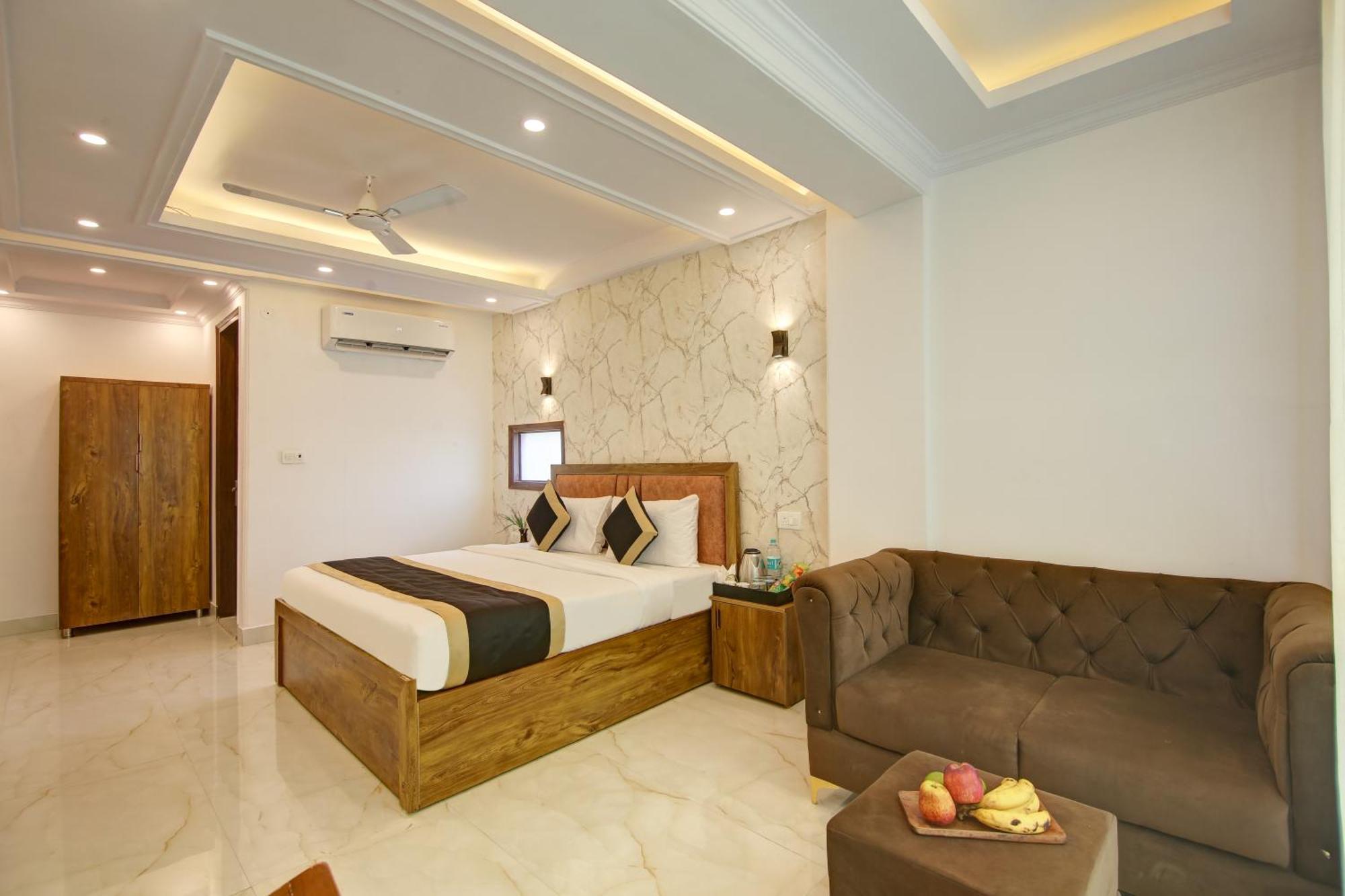 Hotel The Emporio Grand Near Vaishali Metro Station Газиабад Экстерьер фото