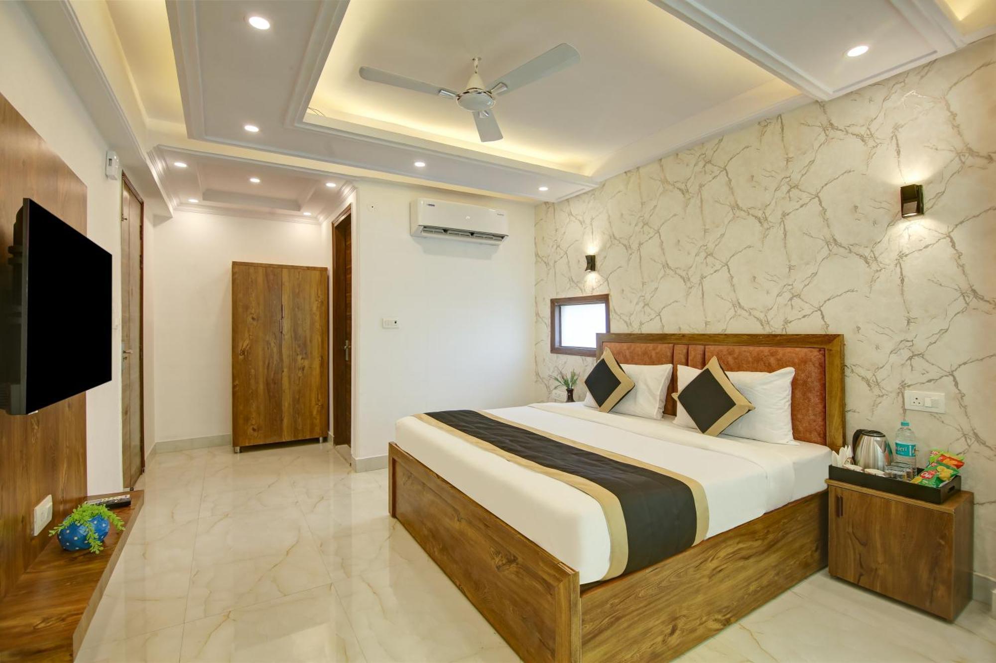 Hotel The Emporio Grand Near Vaishali Metro Station Газиабад Экстерьер фото
