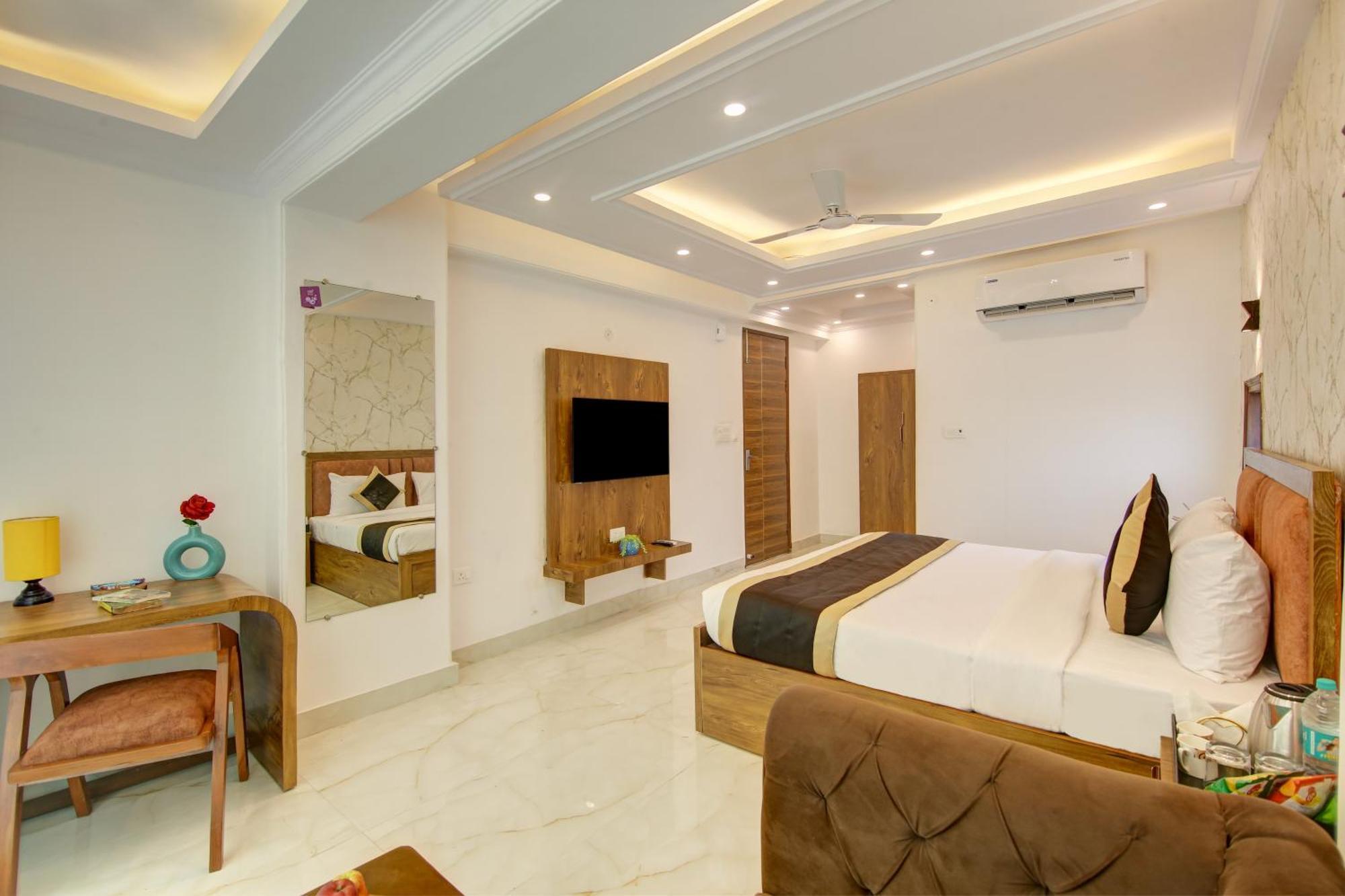 Hotel The Emporio Grand Near Vaishali Metro Station Газиабад Экстерьер фото