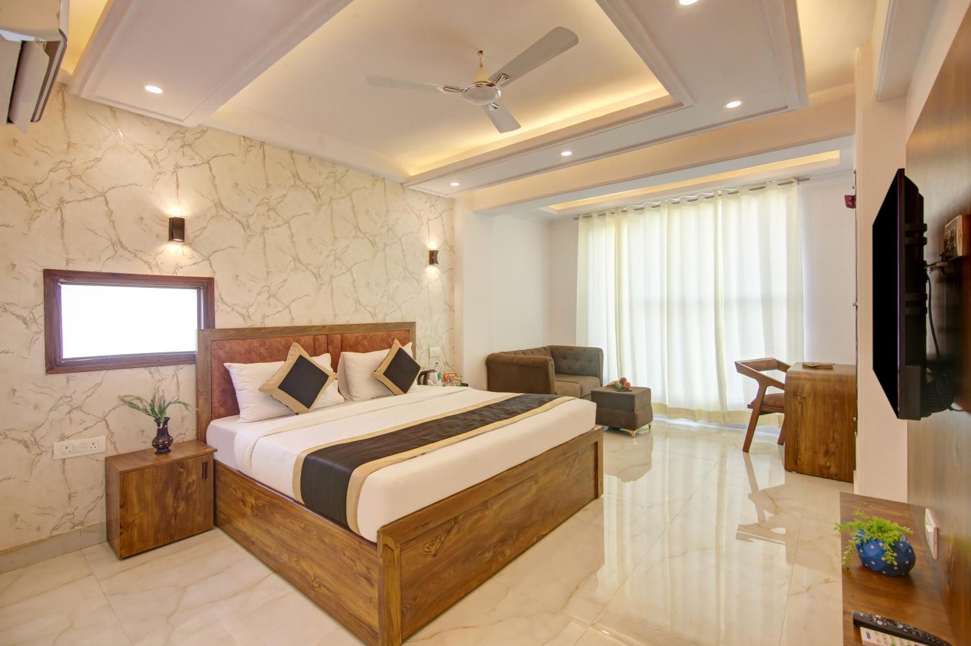 Hotel The Emporio Grand Near Vaishali Metro Station Газиабад Экстерьер фото