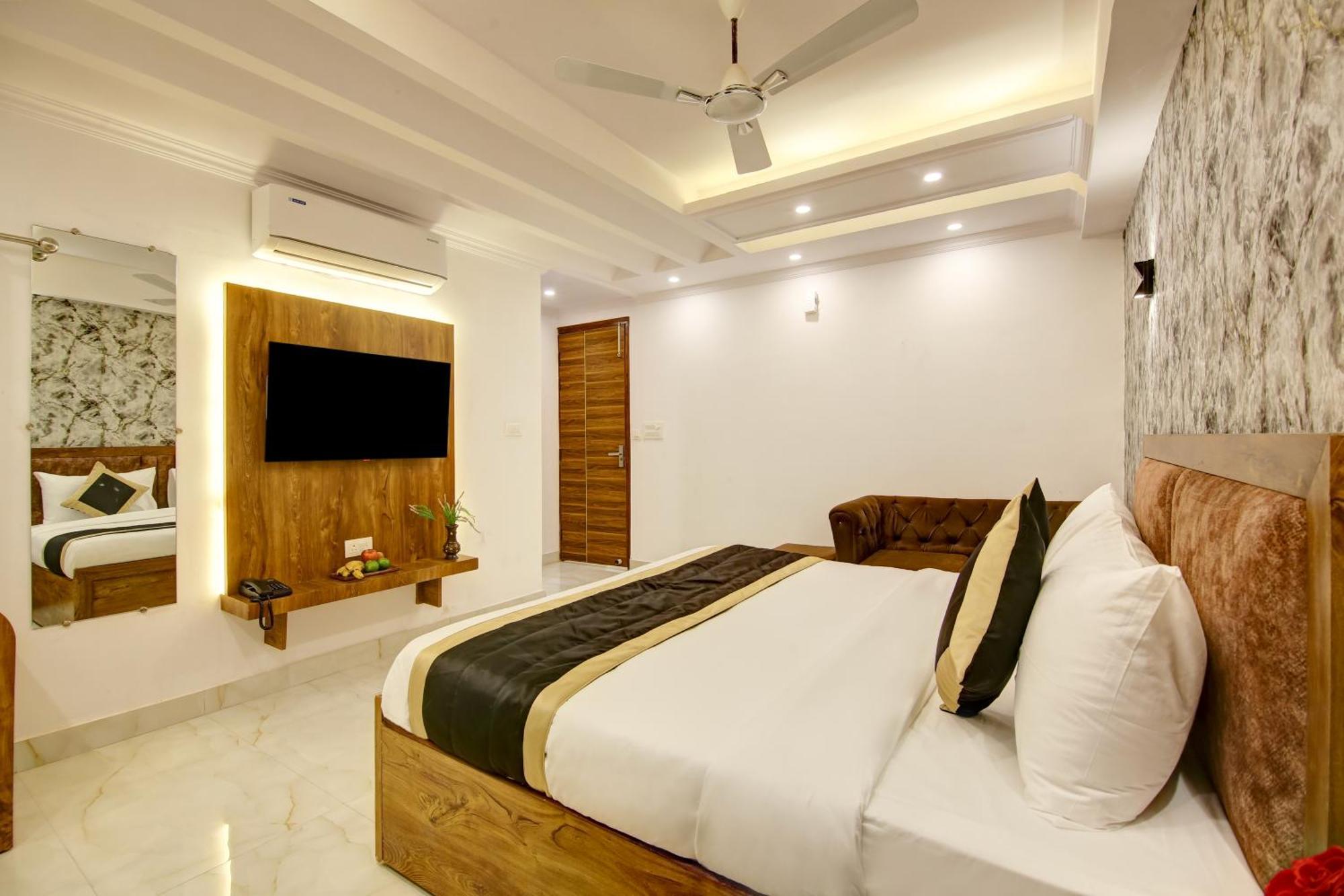 Hotel The Emporio Grand Near Vaishali Metro Station Газиабад Экстерьер фото