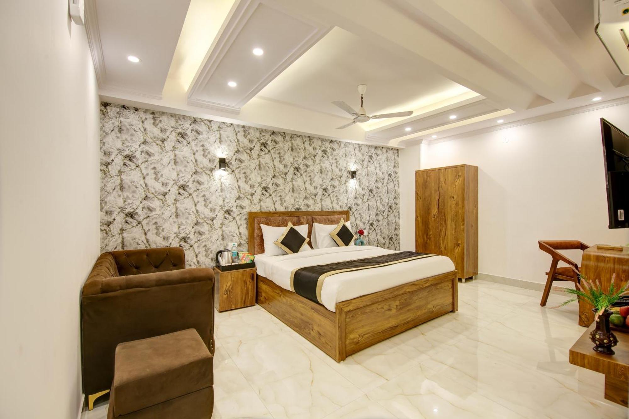Hotel The Emporio Grand Near Vaishali Metro Station Газиабад Экстерьер фото