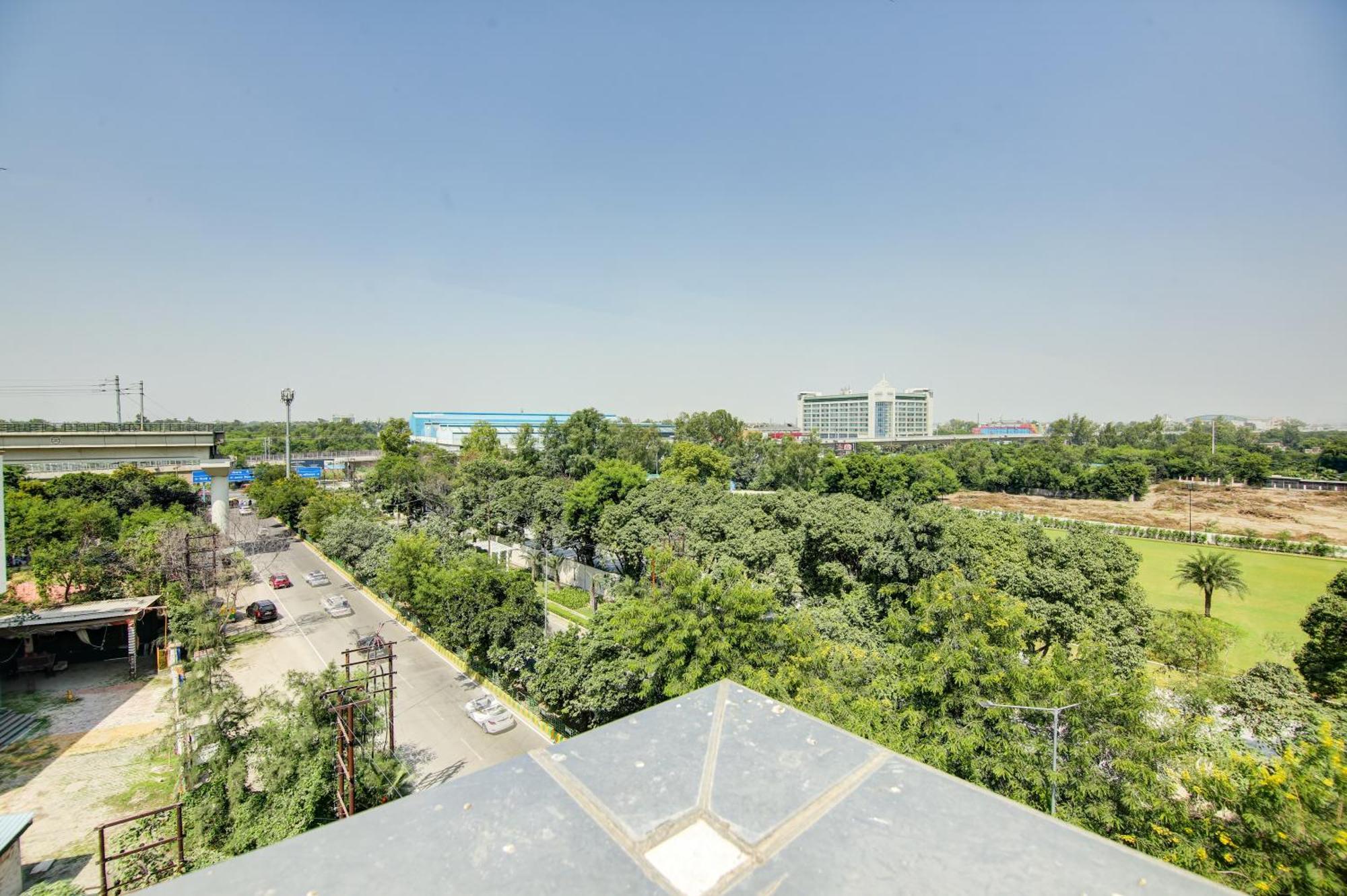Hotel The Emporio Grand Near Vaishali Metro Station Газиабад Экстерьер фото