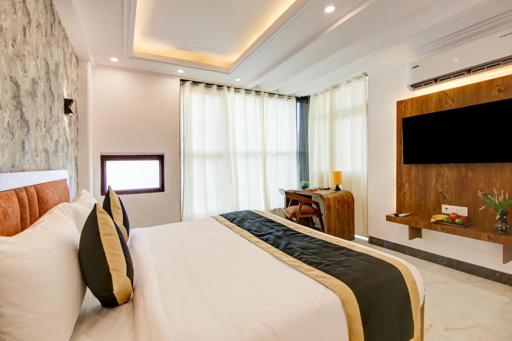 Hotel The Emporio Grand Near Vaishali Metro Station Газиабад Экстерьер фото