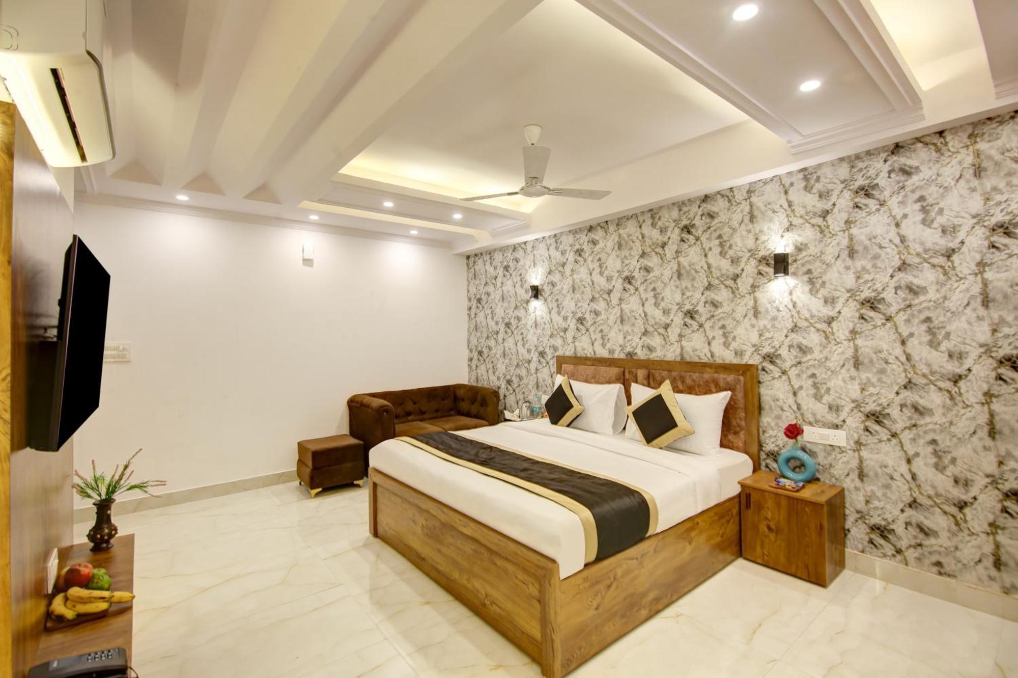 Hotel The Emporio Grand Near Vaishali Metro Station Газиабад Экстерьер фото