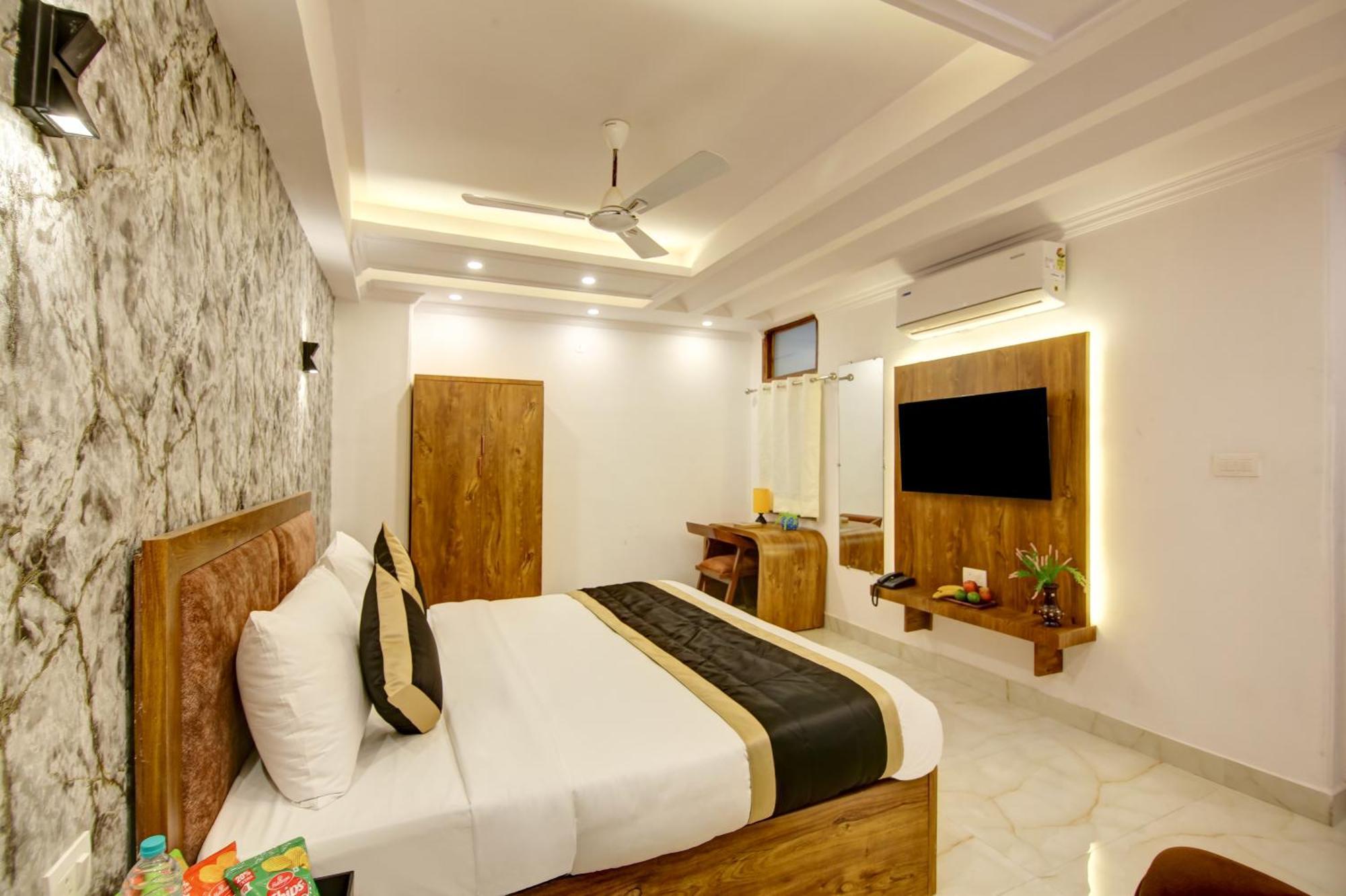 Hotel The Emporio Grand Near Vaishali Metro Station Газиабад Экстерьер фото