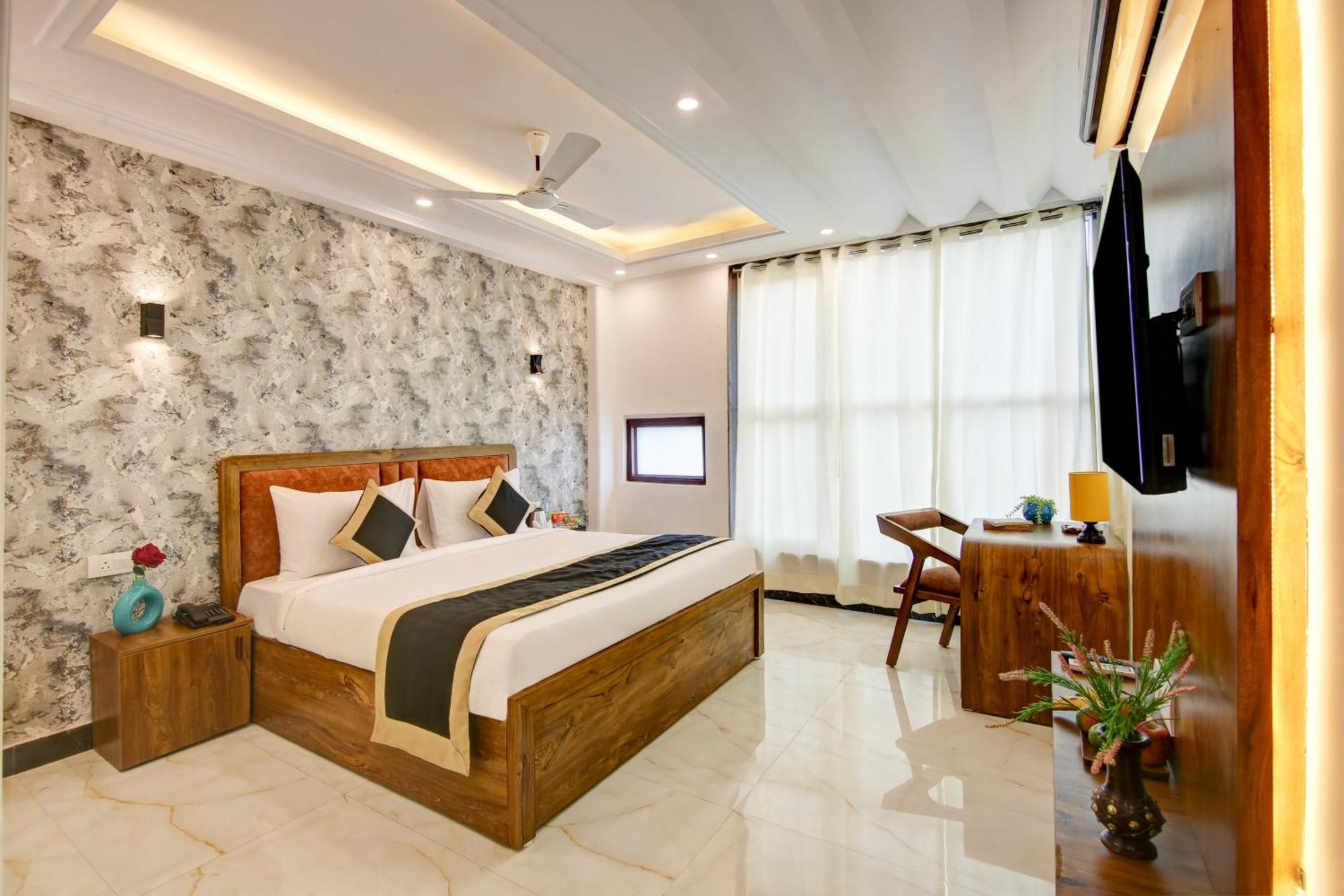 Hotel The Emporio Grand Near Vaishali Metro Station Газиабад Экстерьер фото