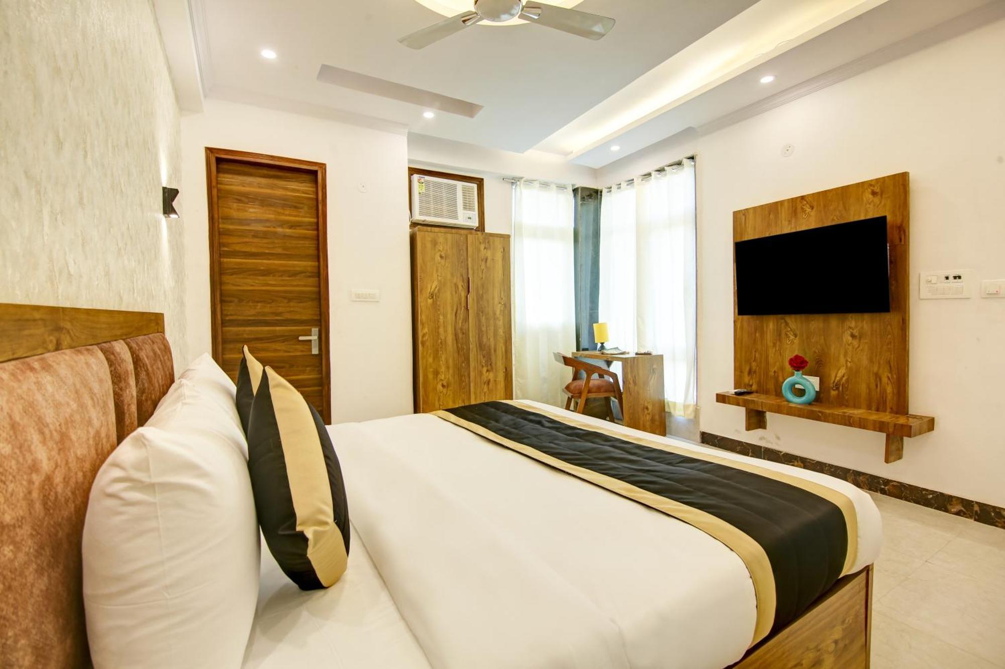 Hotel The Emporio Grand Near Vaishali Metro Station Газиабад Экстерьер фото