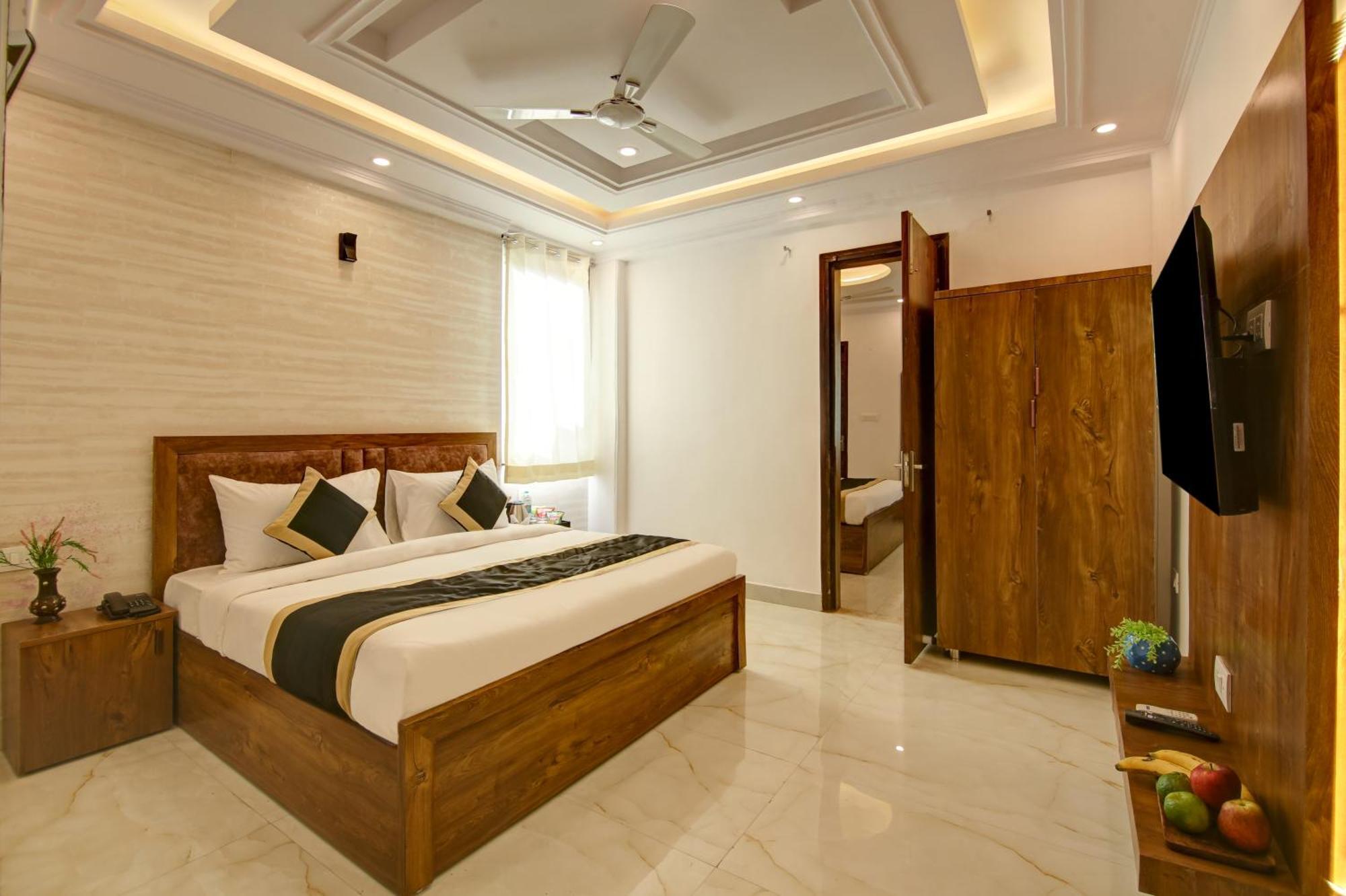 Hotel The Emporio Grand Near Vaishali Metro Station Газиабад Экстерьер фото