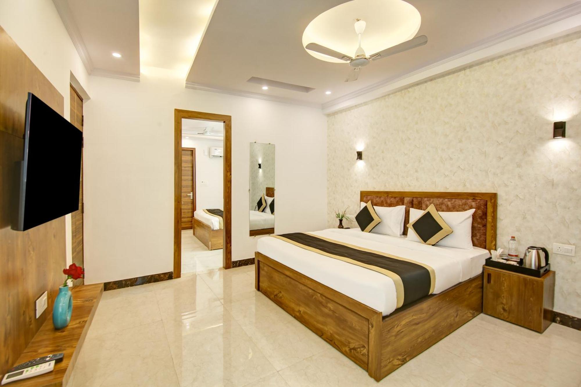 Hotel The Emporio Grand Near Vaishali Metro Station Газиабад Экстерьер фото