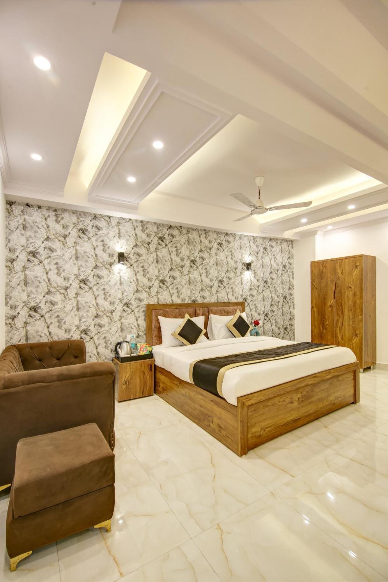 Hotel The Emporio Grand Near Vaishali Metro Station Газиабад Экстерьер фото