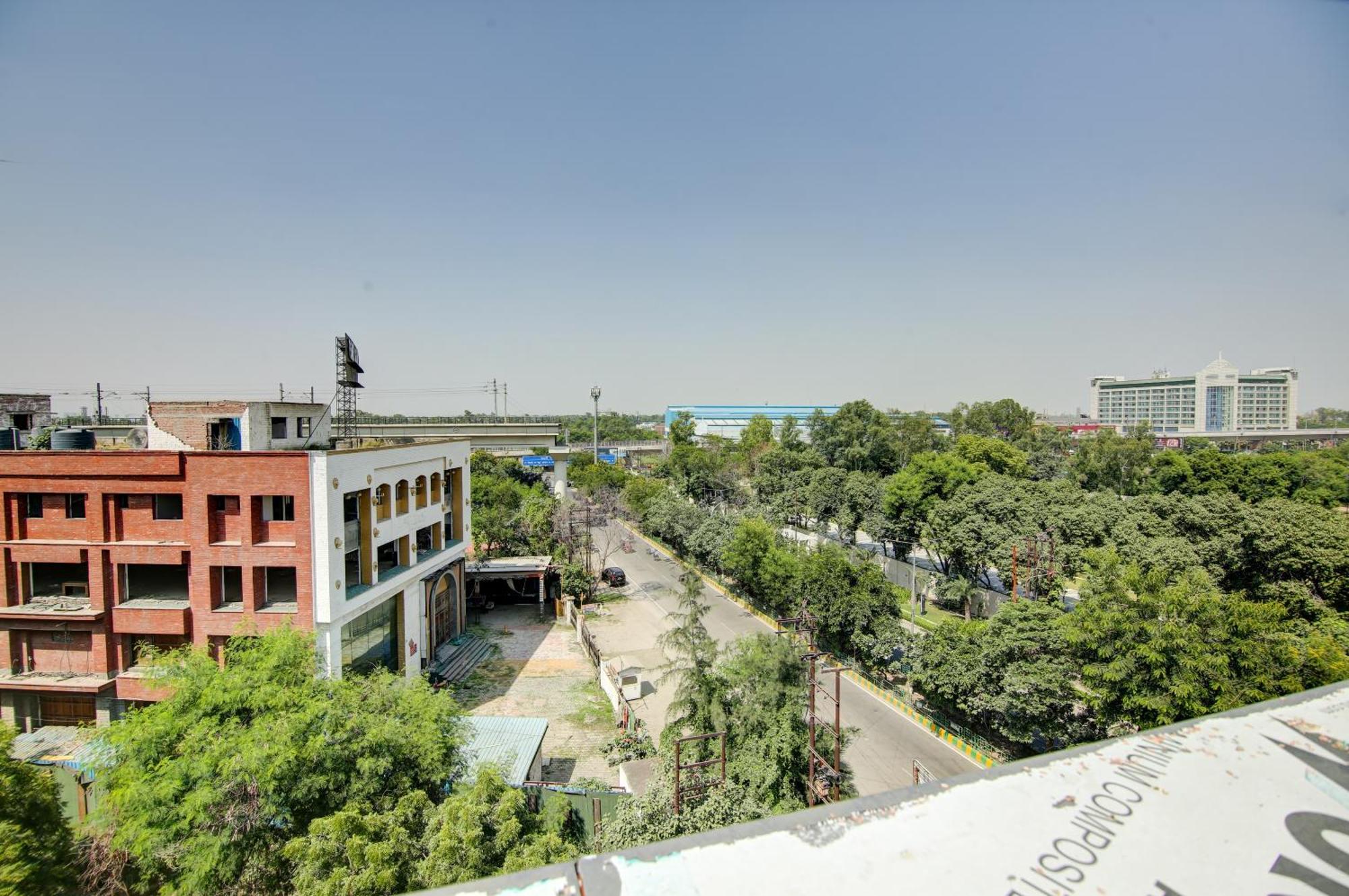 Hotel The Emporio Grand Near Vaishali Metro Station Газиабад Экстерьер фото