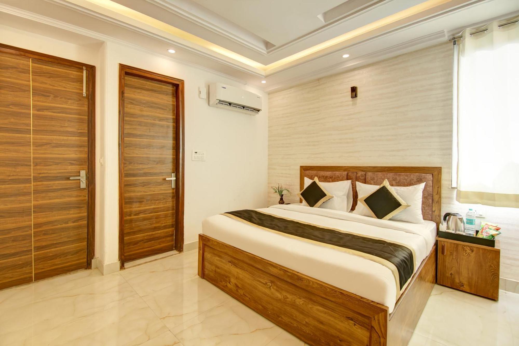 Hotel The Emporio Grand Near Vaishali Metro Station Газиабад Экстерьер фото