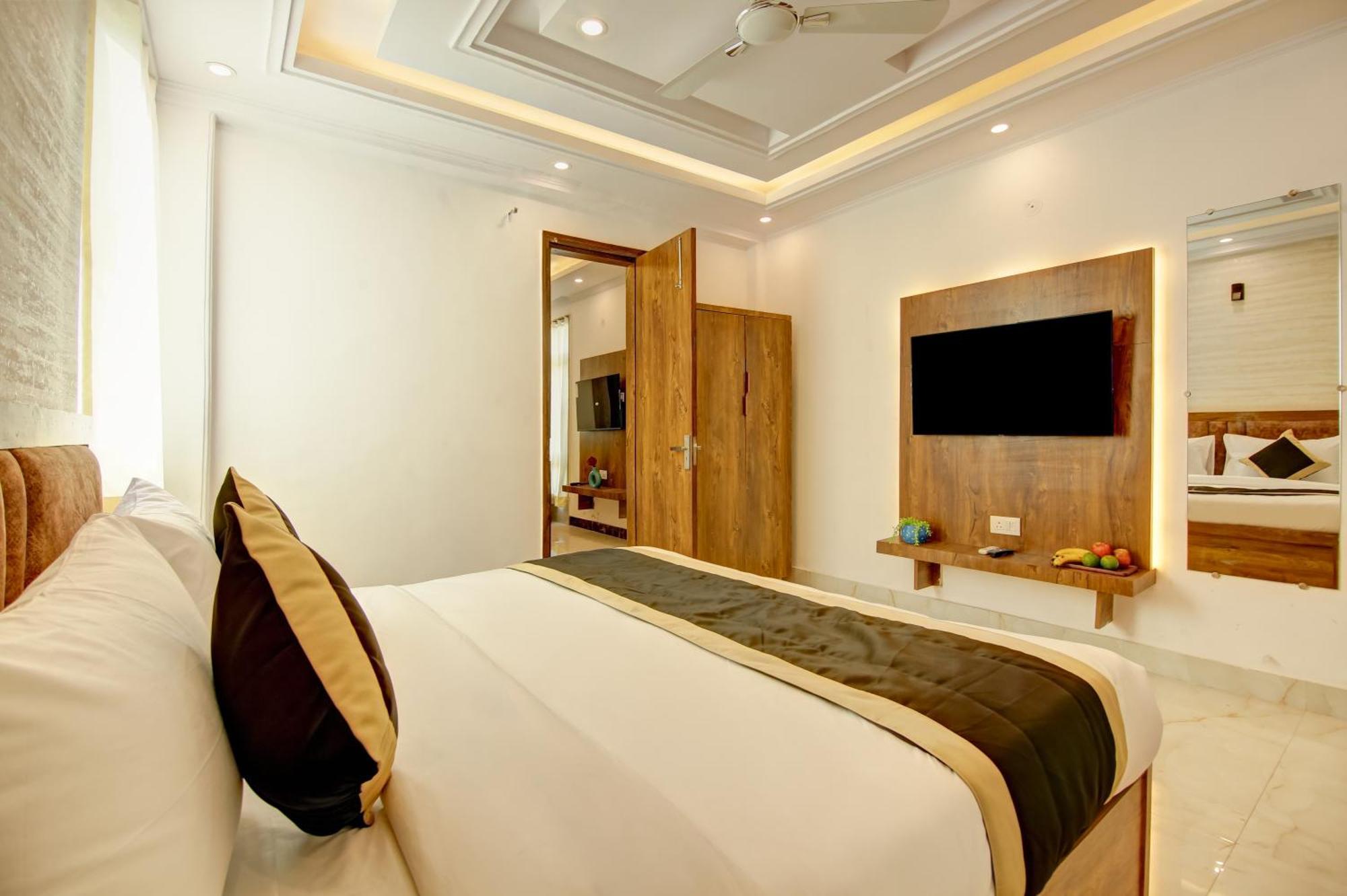 Hotel The Emporio Grand Near Vaishali Metro Station Газиабад Экстерьер фото