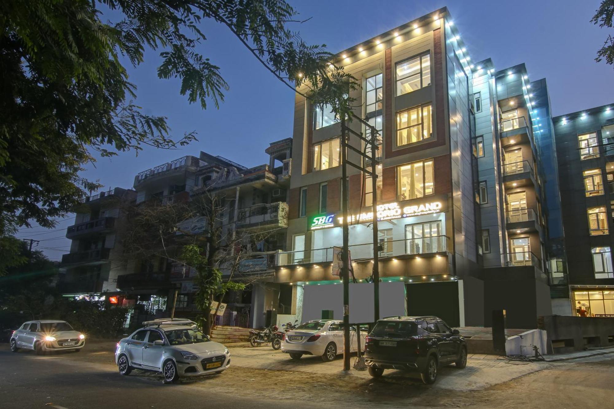 Hotel The Emporio Grand Near Vaishali Metro Station Газиабад Экстерьер фото