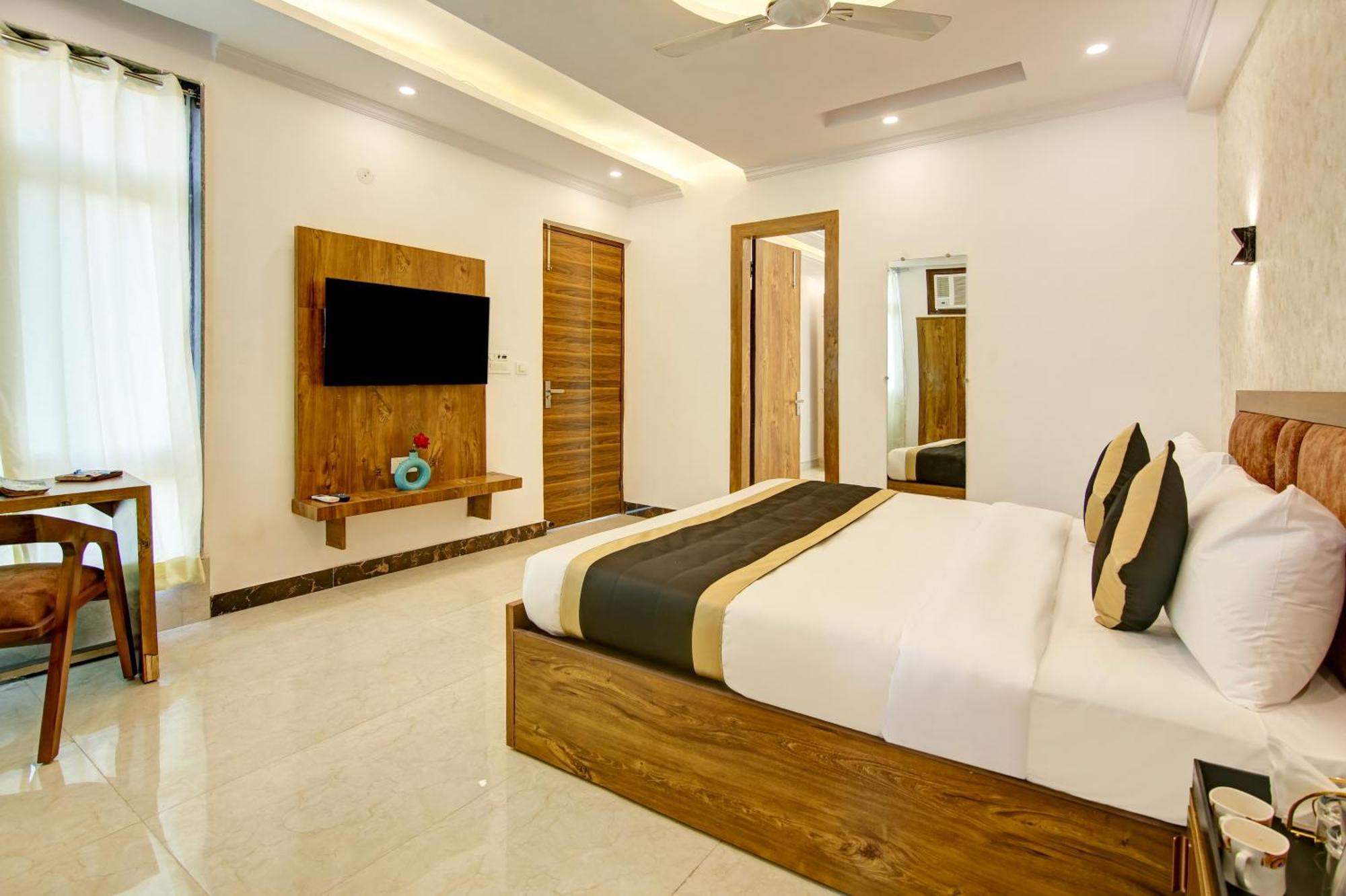 Hotel The Emporio Grand Near Vaishali Metro Station Газиабад Экстерьер фото