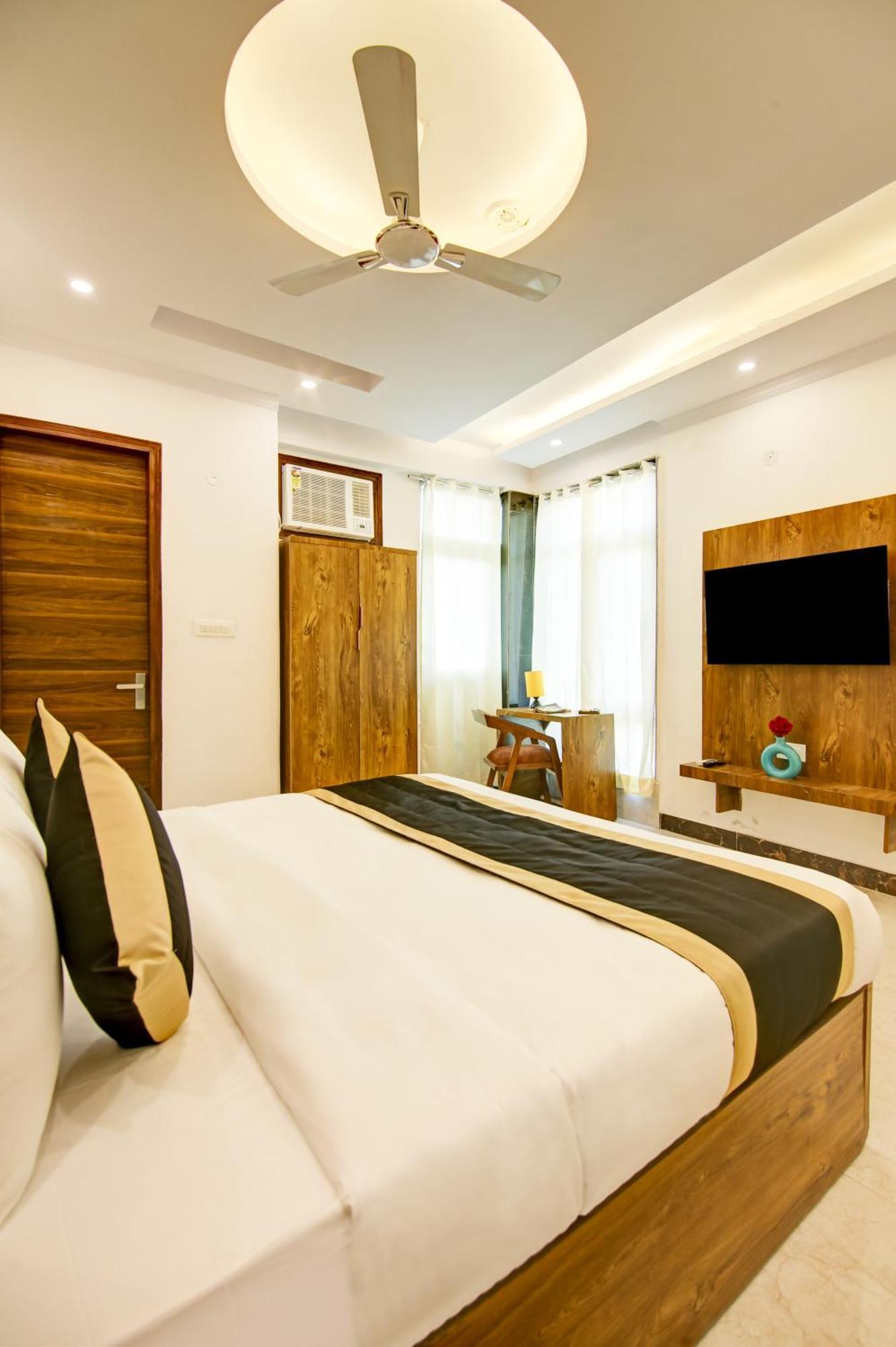 Hotel The Emporio Grand Near Vaishali Metro Station Газиабад Экстерьер фото
