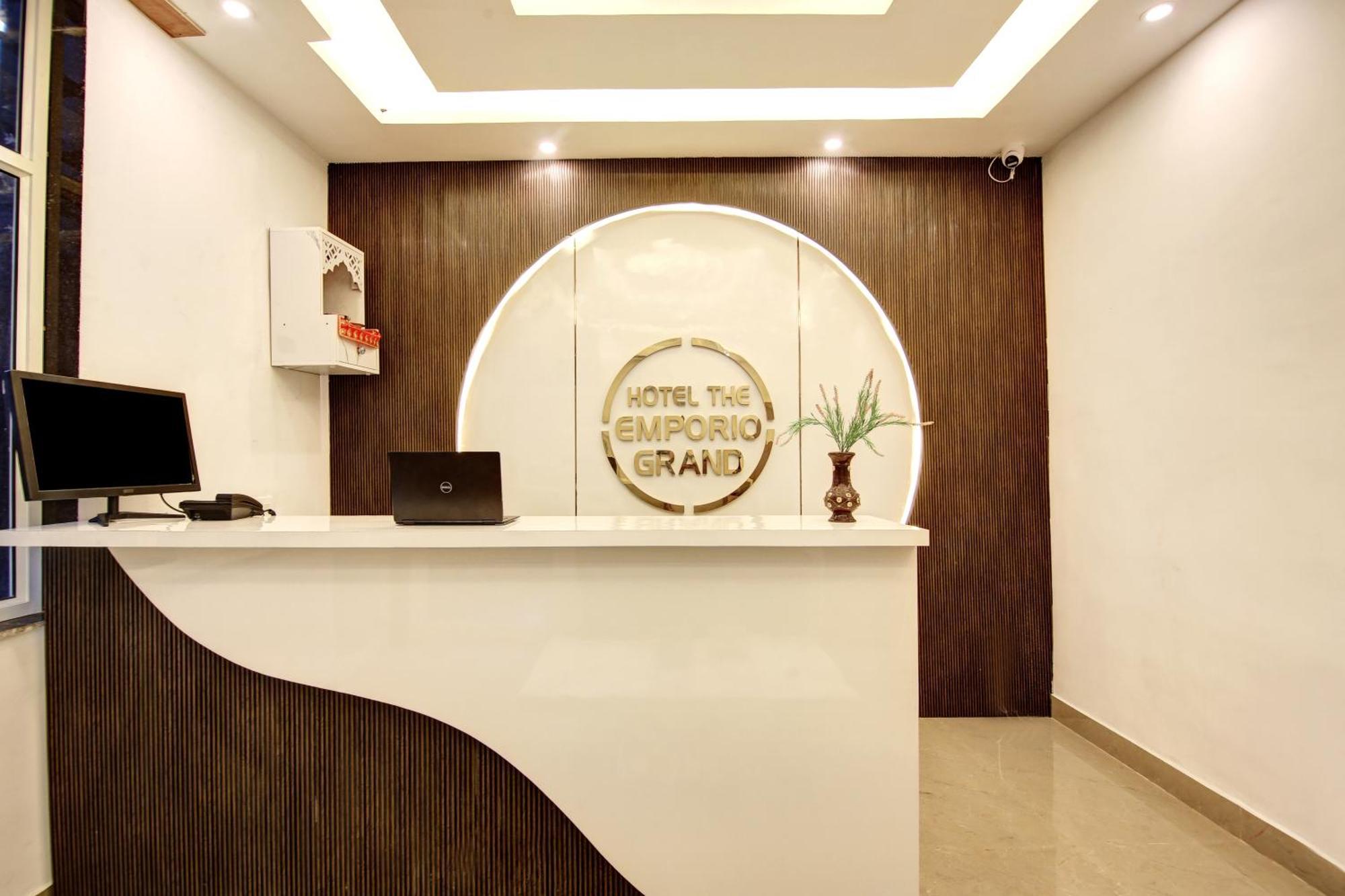 Hotel The Emporio Grand Near Vaishali Metro Station Газиабад Экстерьер фото