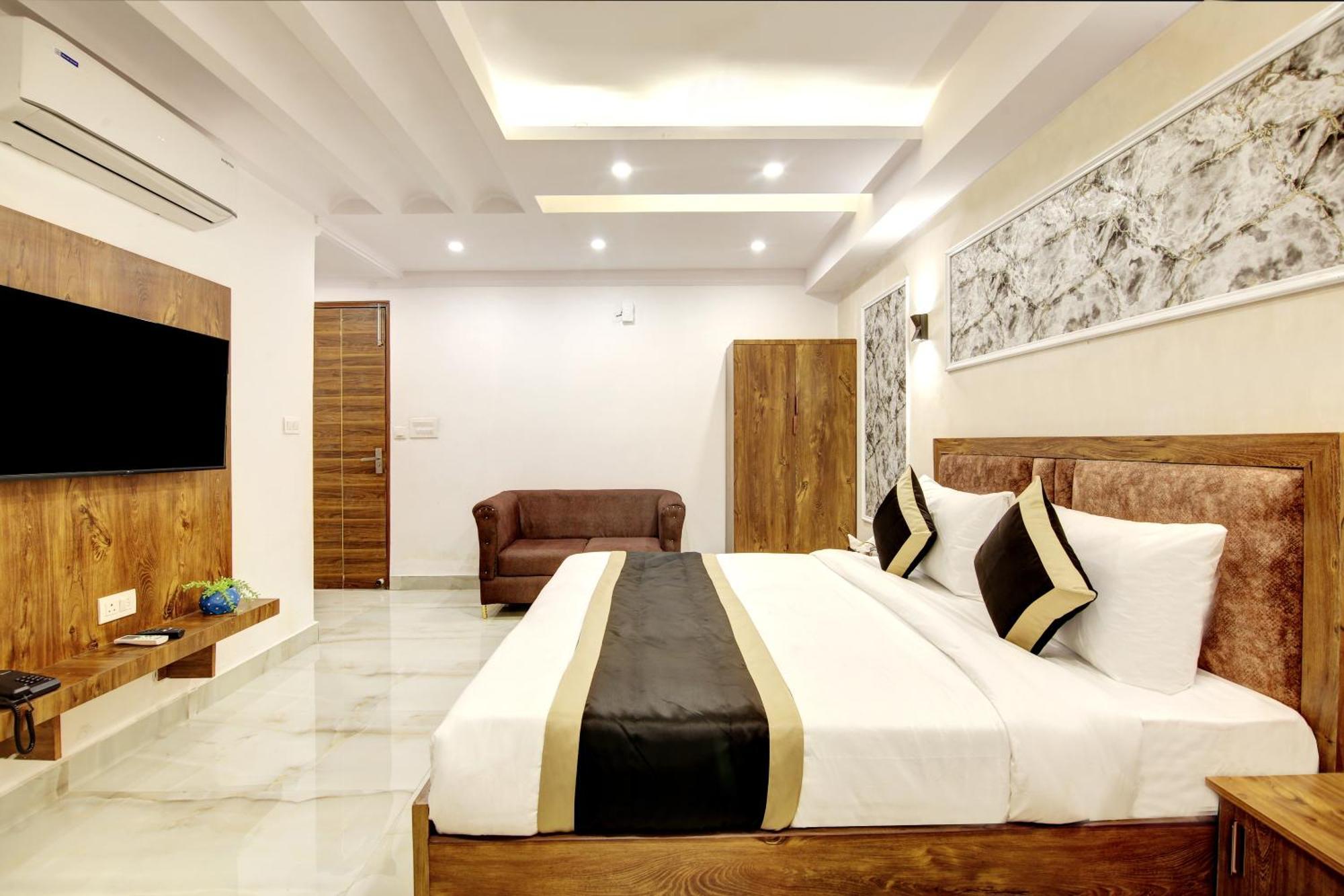 Hotel The Emporio Grand Near Vaishali Metro Station Газиабад Экстерьер фото