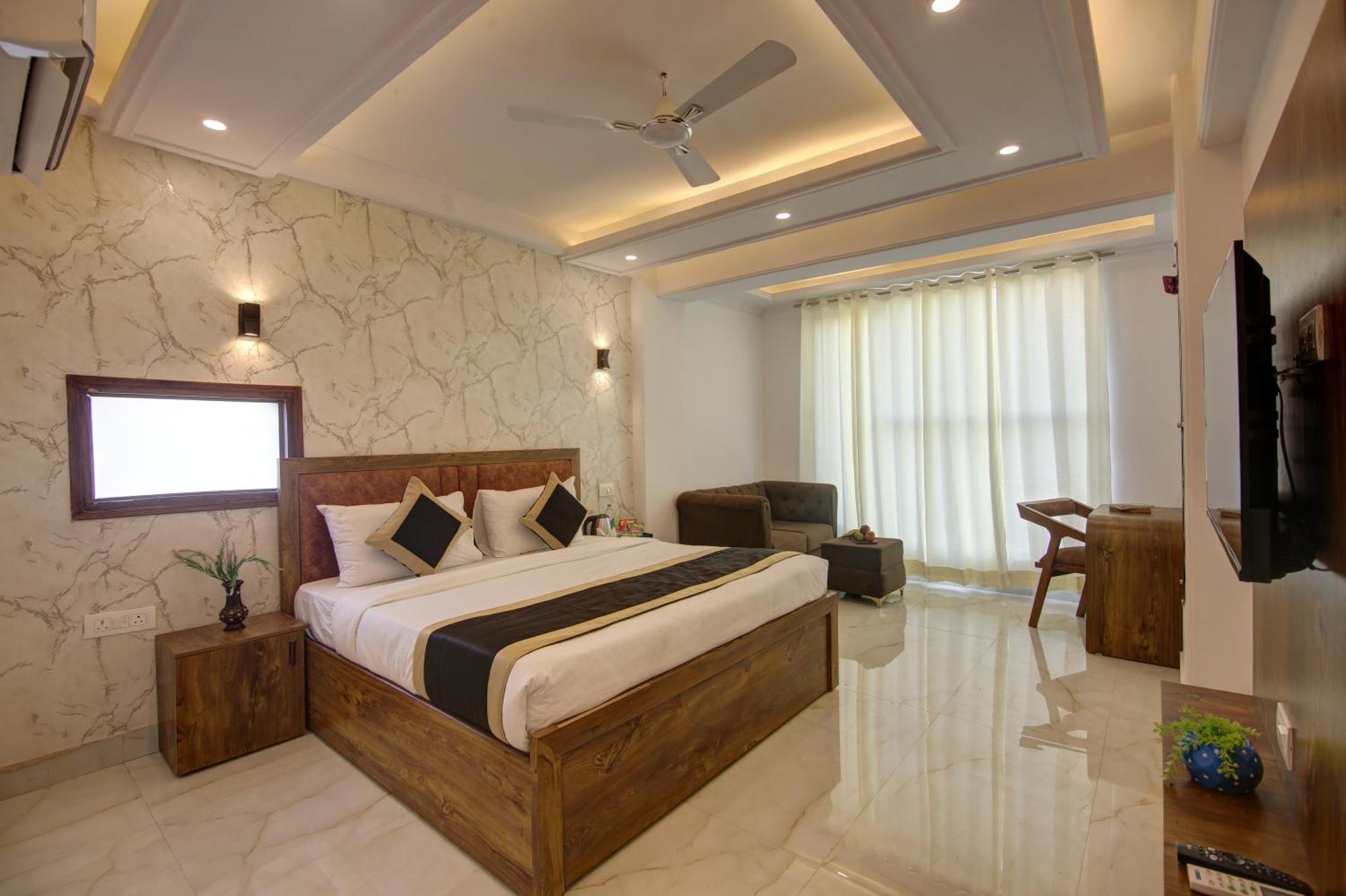 Hotel The Emporio Grand Near Vaishali Metro Station Газиабад Экстерьер фото